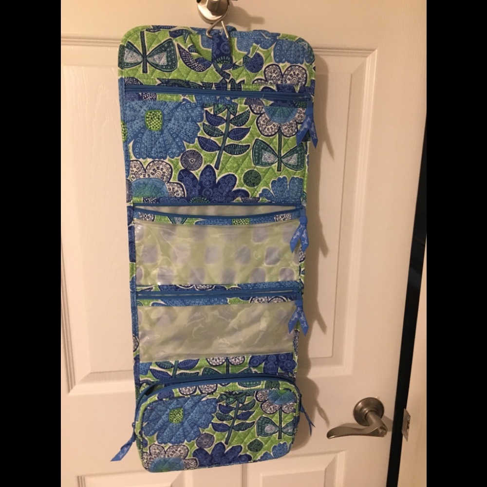 Like New Vera Bradley hanging travel toiletry bag